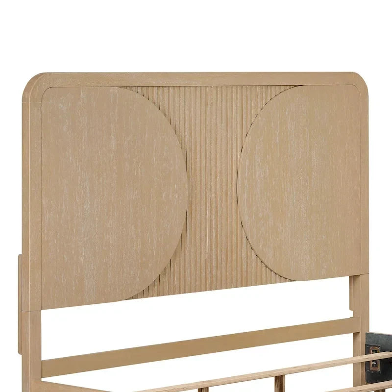 Letto in legno massello dal gusto rustico moderno con pannelli scanalati