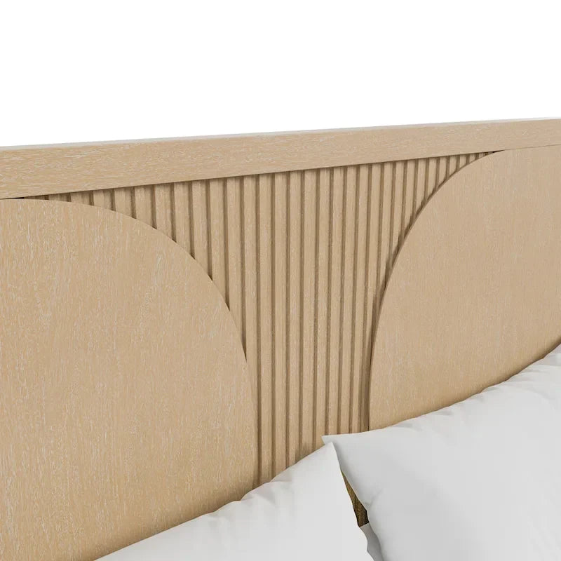 Letto in legno massello dal gusto rustico moderno con pannelli scanalati