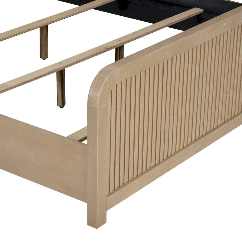 Letto in legno massello dal gusto rustico moderno con pannelli scanalati