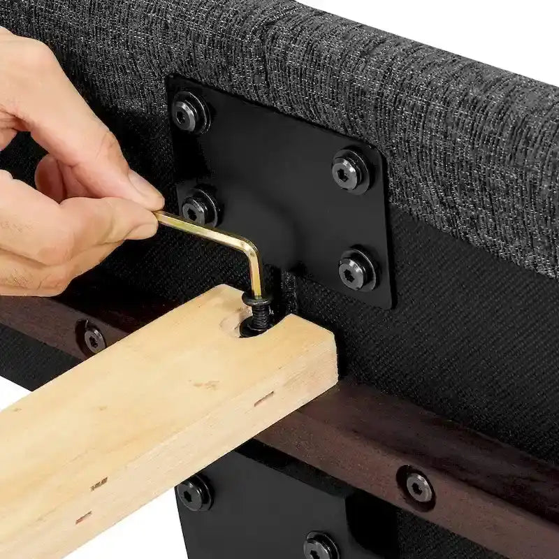Letto a piattaforma con pannelli imbottiti alti in grigio scuro