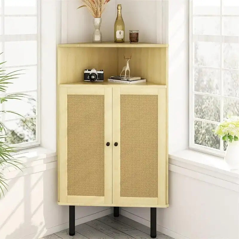 Narożna szafka stojąca z 4 półkami, drzwiczkami i rattanowymi półkami, do przechowywania alkoholi - 22.25D x 15.75W x 39.56H